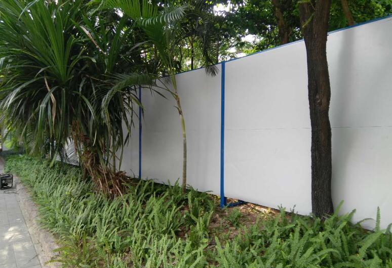 「深圳PVC圍擋」關(guān)于PVC圍擋的材料特點你知道有哪些嗎?