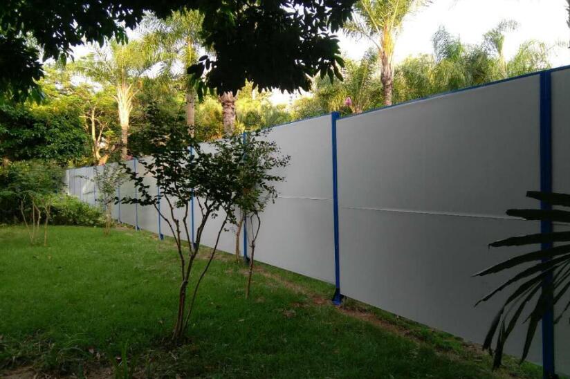 「深圳PVC圍擋」旭東鋼構(gòu)淺談：新式PVC圍擋有什么樣的優(yōu)點?