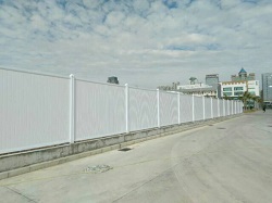 二代PVC圍擋的特點(diǎn)：防腐蝕、防生銹